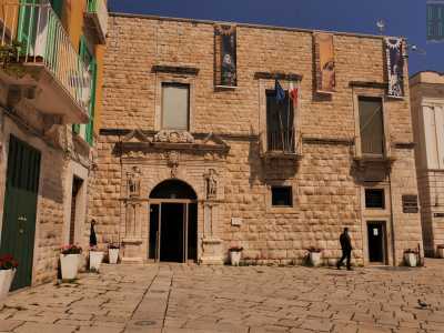 Sulla piazza insiste anche il cinqucentesco palazzo Giovene, sede del Comune e della siloteca, l'unico museo del legno del Sud Italia